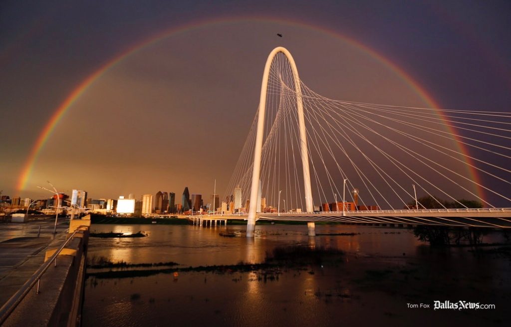 A rainbow over water

Description automatically generated